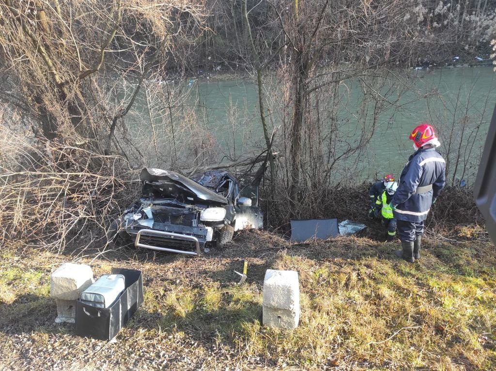  Maşină cu două persoane la bord, căzută în albia râului Someş. Ce s-a întâmplat cu pasagerii?
