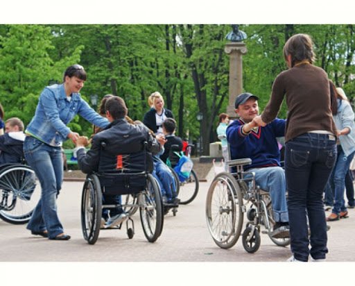  Doi ani de la idee până la amenajarea unui parc de 1.200 mp pentru cei cu dizabilităţi