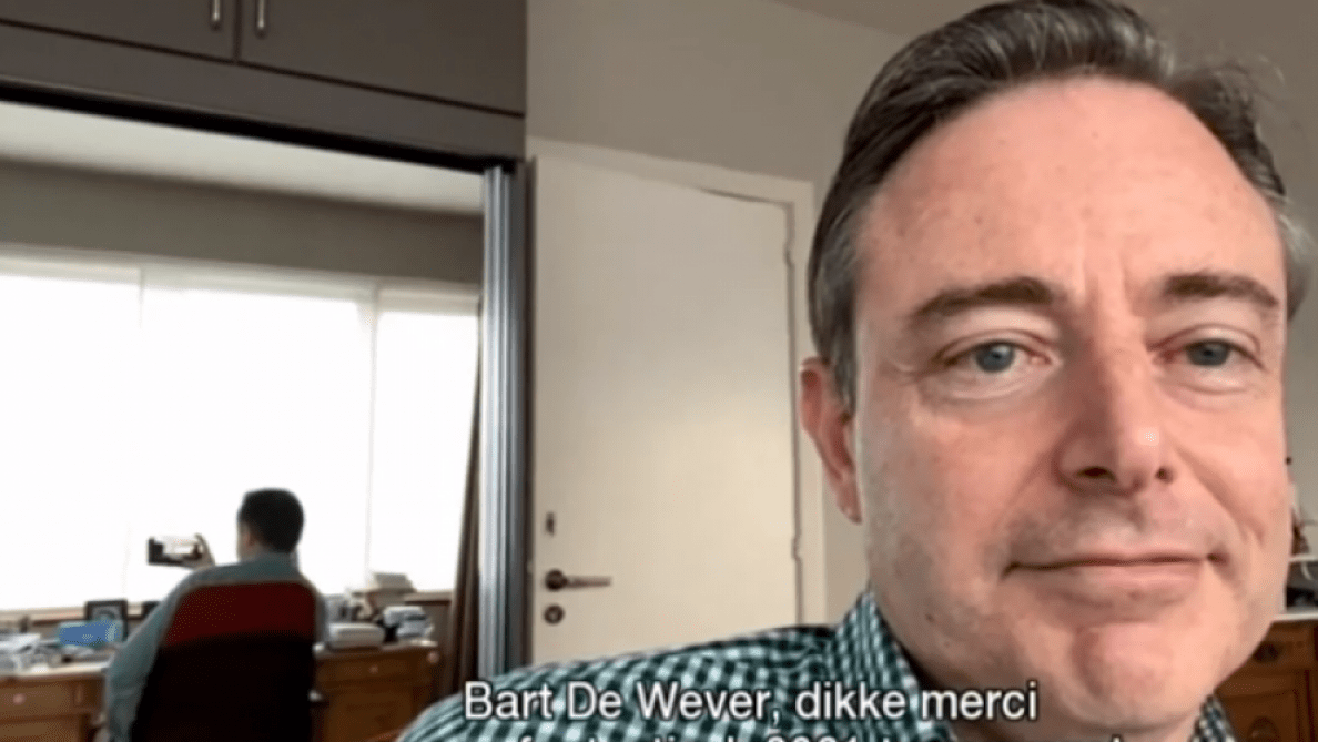  VIDEO Primarul din Anvers, prins dezbrăcat în timpul unei transmisiuni LIVE