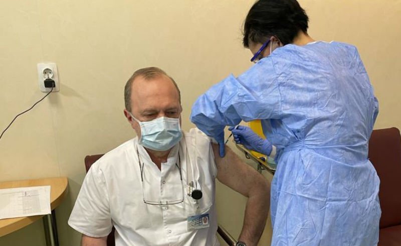  Rectorul UMF Iaşi s-a vaccinat anti-COVID: „Am o responsabilitate faţă de pacienţi“