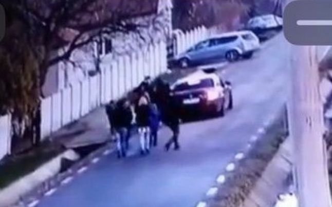  VIDEO Cum se răpește o tânără direct de pe stradă, în România. Mama, trântită și lovită