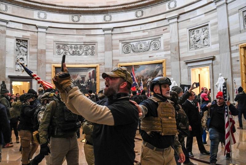  America, în stare de șoc: Patru morți și 14 polițiști răniți după ce partizanii pro-Trump au invadat Capitoliul
