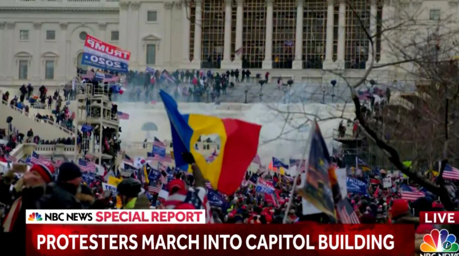  Ce caută tricolorul găurit printre steagurile fluturate de protestatari? Imaginile din SUA care au devenit virale în România