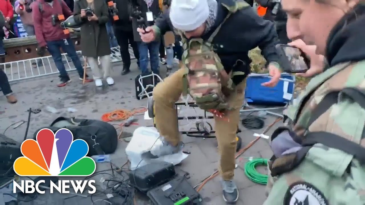  VIDEO Momentul în care vandalii lui Trump alungă jurnaliștii din fața Congresului SUA și le distrug cu plăcere și furie echipamentele