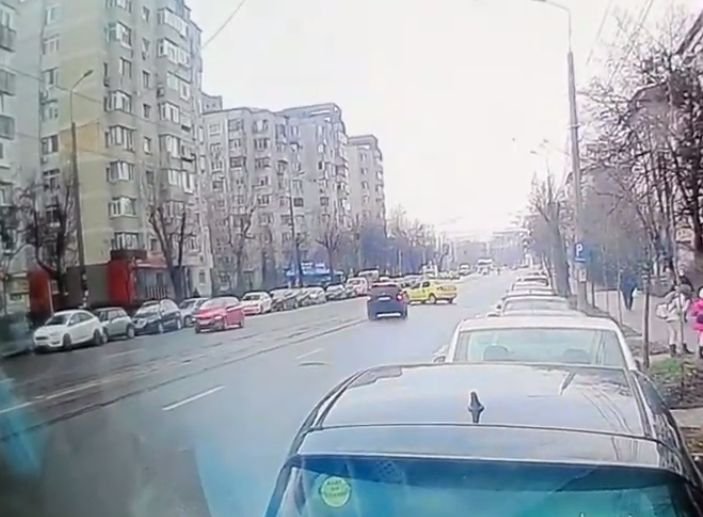  (EXCLUSIV-VIDEO) Momentul impactului între un taxi şi un BMW la Iaşi