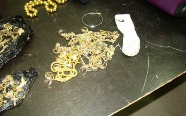  Sticlă plină cu bijuterii din aur, găsită de un căutător de fier vechi la groapa de gunoi