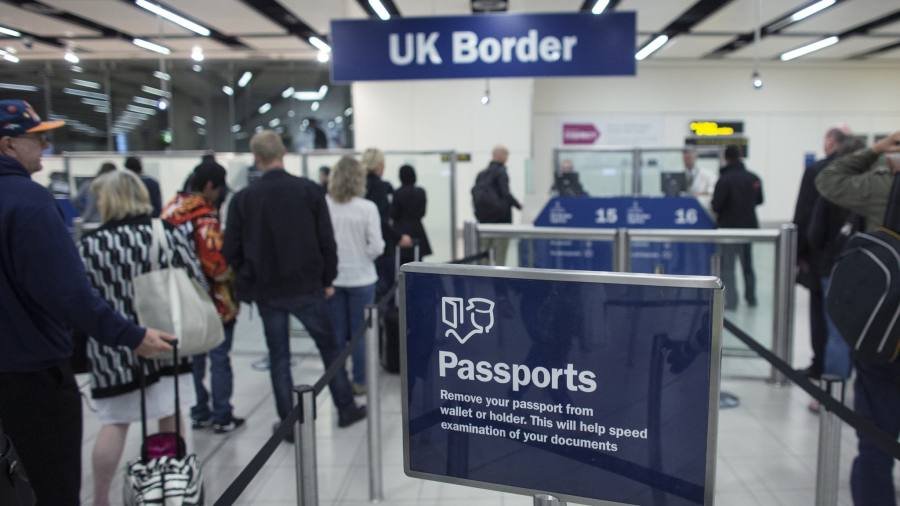  Reguli noi pentru intrarea în Anglia: Călătorii trebuie să prezinte un test COVID negativ