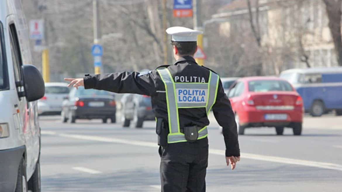  Polițist local, acroşat şi târât pe carosabil de un conducător auto care circula pe sens interzis