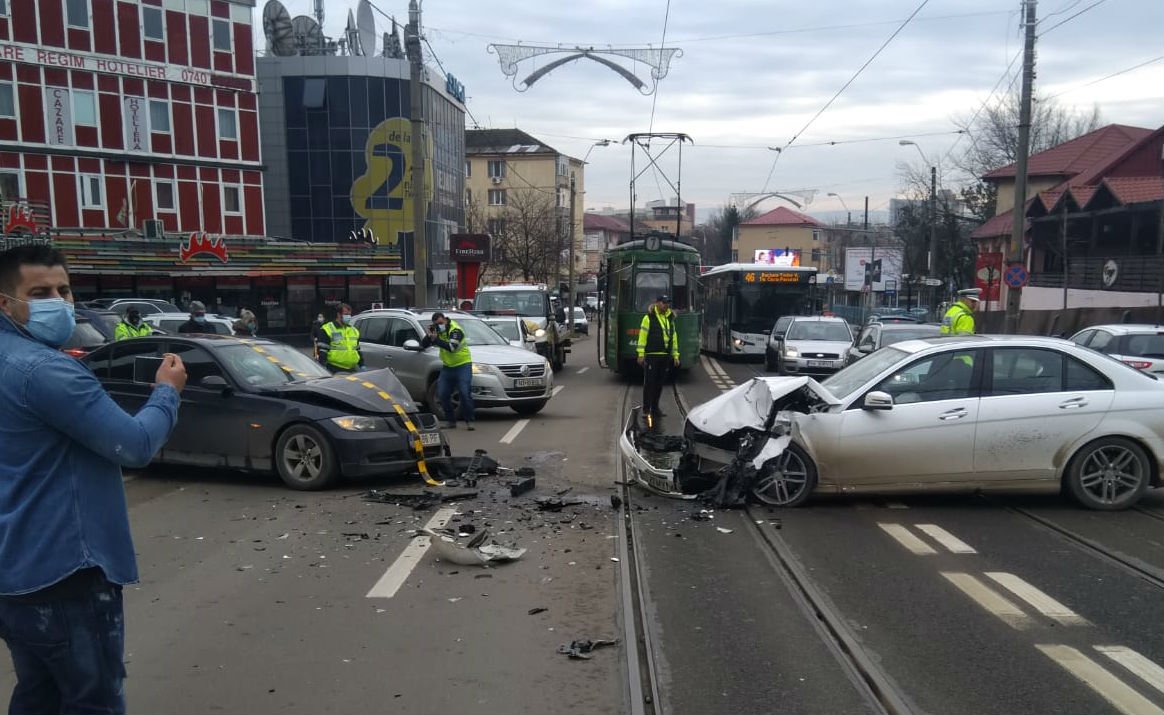  VIDEO Accident în lanț pe Elena Doamna: trei mașini avariate, cinci victime
