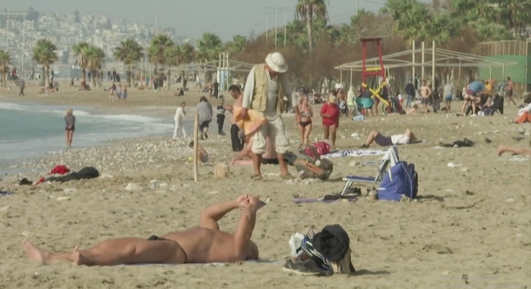  VIDEO: Temperaturi de 28 grade Celsius în Grecia: lumea a ignorat restricţiile şi a ieşit la plajă