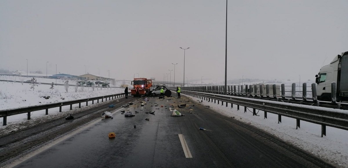  FOTO – Accident grav pe una din puţinele autostrăzi din România: trei persoane şi-au pierdut viaţa
