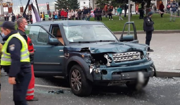  Femeie strivită mortal de un Land Rover. A vrut să treacă strada prin loc nepermis