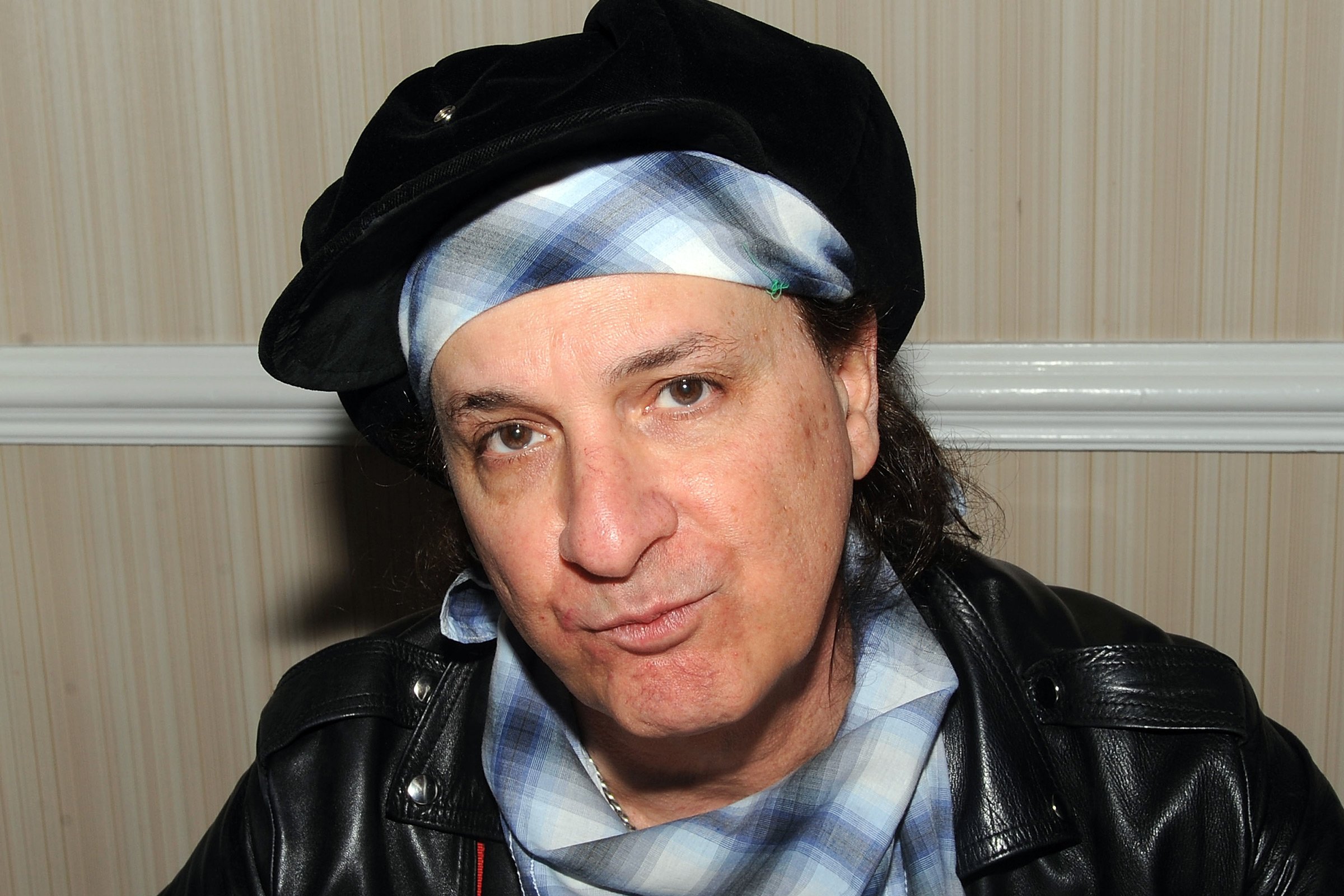  Sylvain Sylvain, co-fondator şi chitarist al legendarului grup proto-punk New York Dolls, a murit