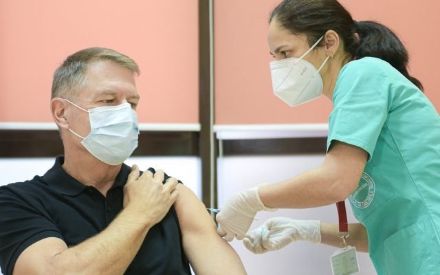  Iohannis, după ce s-a vaccinat anti-COVID: Este o procedură simplă, nu doare