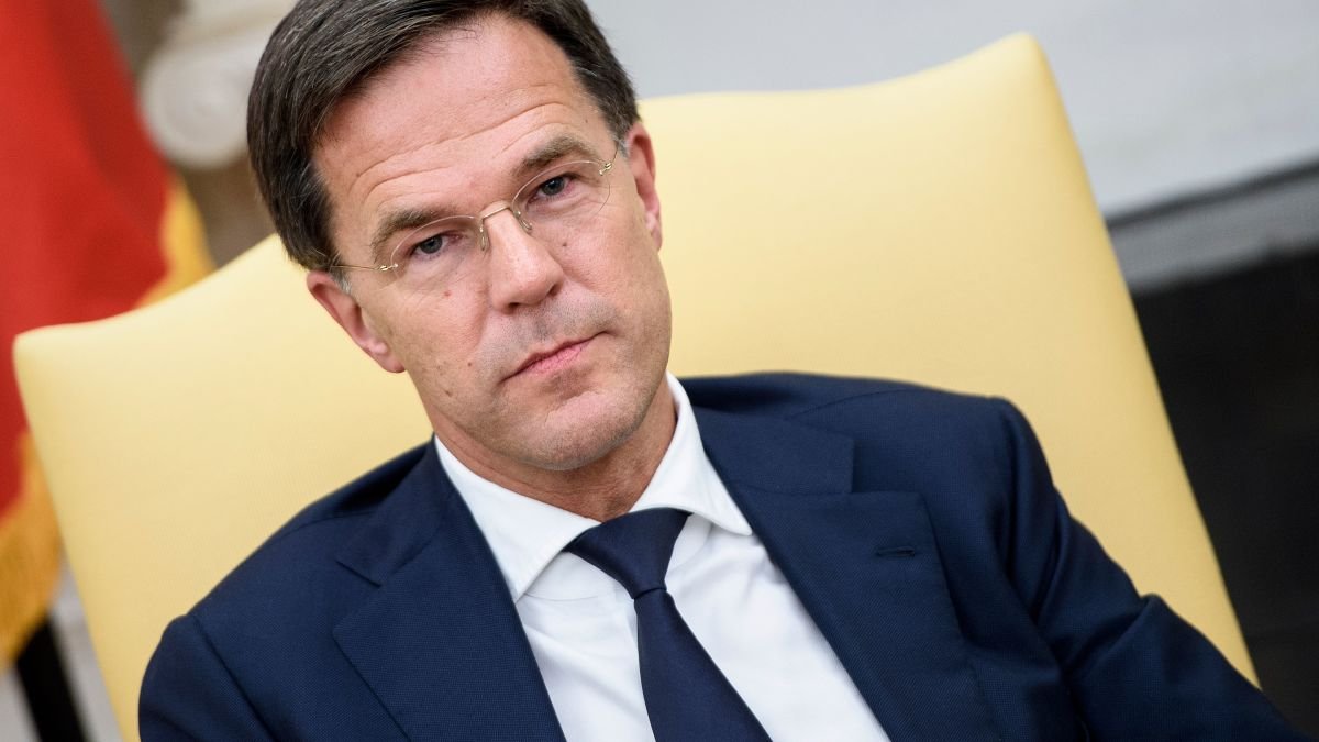  Guvernul Rutte decide dacă demisionează sau nu, în urma unui scandal al alocaţiilor copiilor