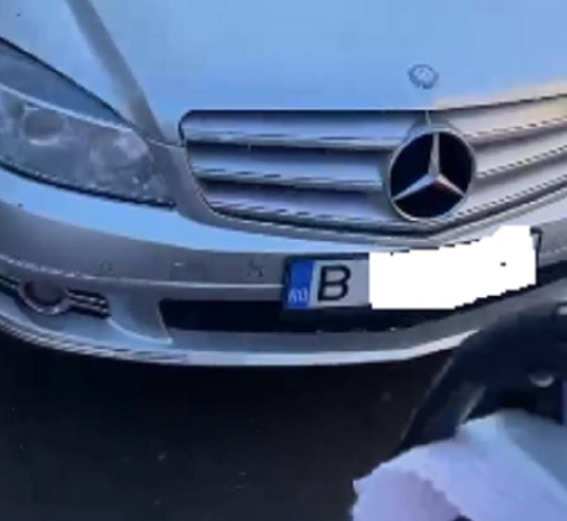  (VIDEO) Un şofer de Mercedes intră intenţionat cu maşina în căruciorul unui copil
