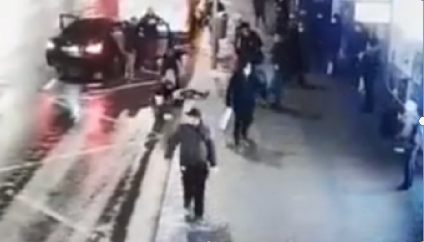  VIDEO Momentul în care o fată de 15 ani este răpită de pe stradă, în Cluj Napoca. Trecătorii se uită, dar nu reacționează