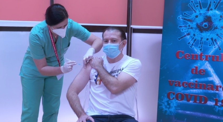  VIDEO: Premierul Florin Cîţu s-a vaccinat anti-COVID. A purtat un tricou cu mesaj