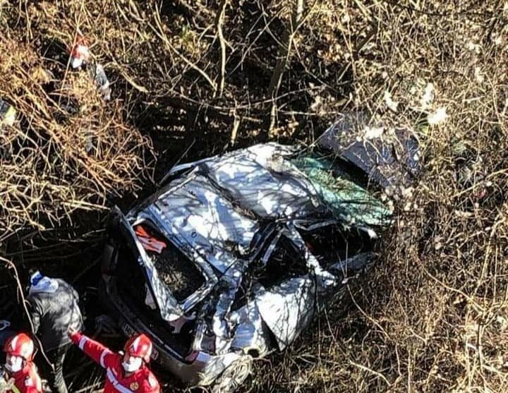  Un bărbat a supraviețuit în mod miraculos după ce a căzut cu mașina 40 de metri de pe un viaduct pe malul Dunării