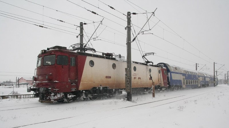  Circulaţia trenurilor se desfăşoară în condiţii de iarnă. Întârzieri de sute de minute