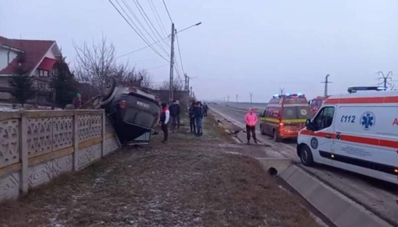  VIDEO Accident spectaculos, în Vaslui: mașină suspendată pe un gard de beton