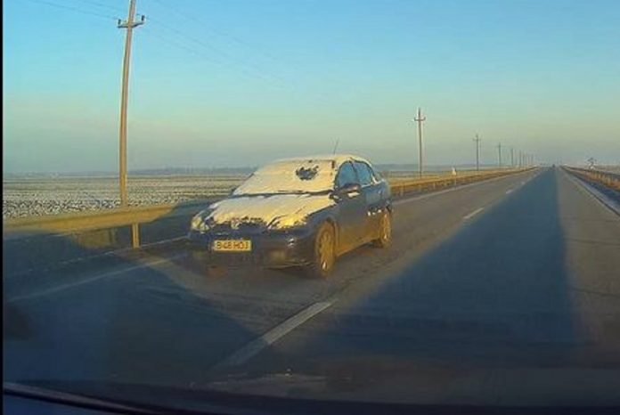  VIDEO Cel mai puturos șofer din România. Priviți cum a ieșit pe stradă după ce a nins