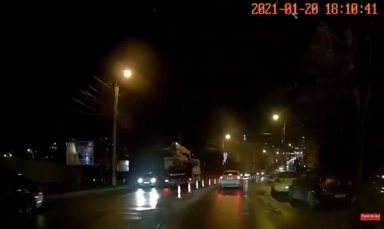  (VIDEO) Iaşi: Maşină cu pompă de betoane, surprinsă pe sens interzis în faţa SRI