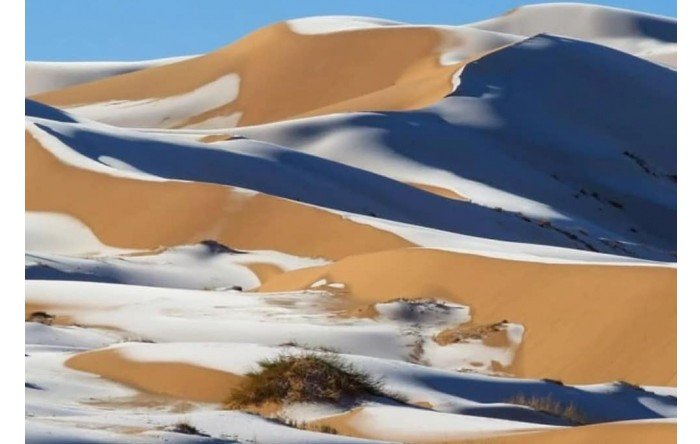  VIDEO A nins în Sahara. Dunele de nisip, acoperite cu zăpadă