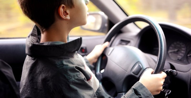  Accident bizar la Iaşi: Un şofer de 11 ani ar fi acroşat cu maşina un copil de 8 ani