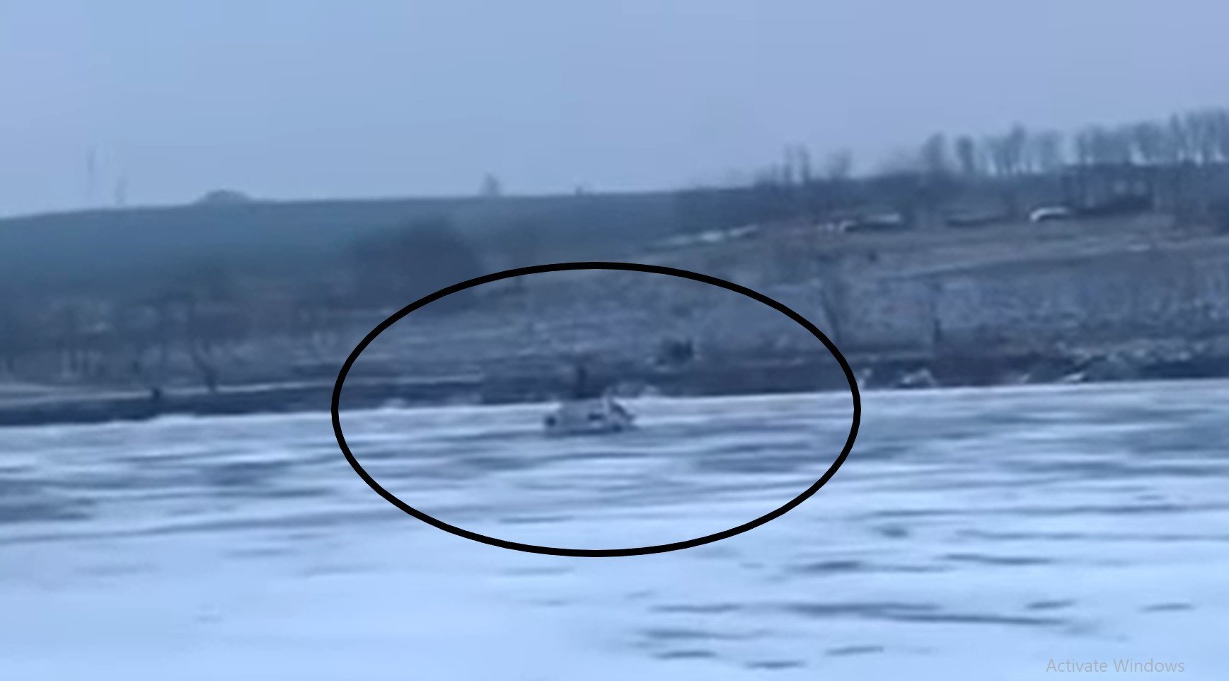  VIDEO: Ce a păţit un bărbat care a vrut să facă ture pe un lac îngheţat cu maşina