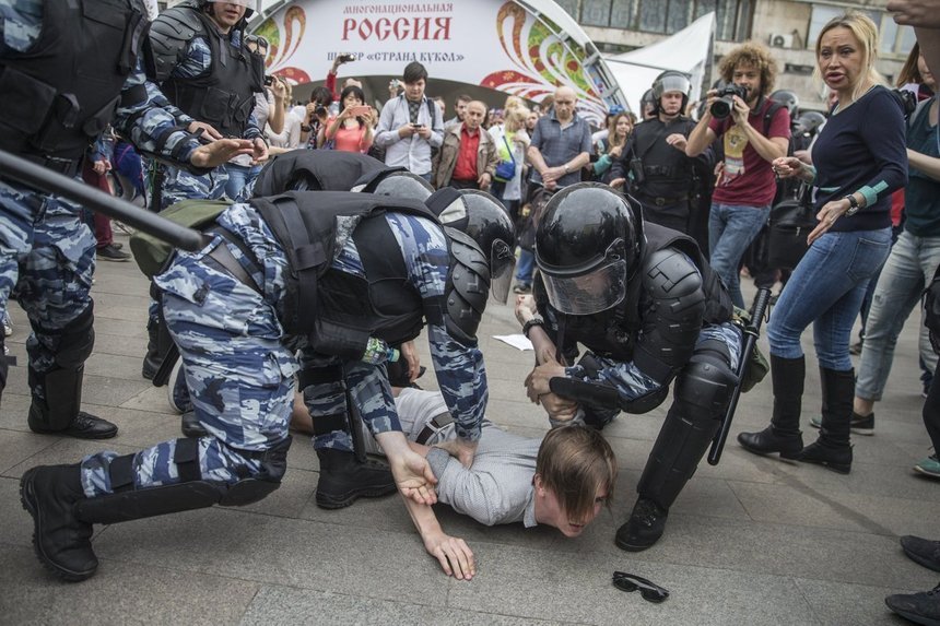  Poliţia arestează aliaţi ai lui Navalnîi înaintea manifestaţiilor programate pentru weekend