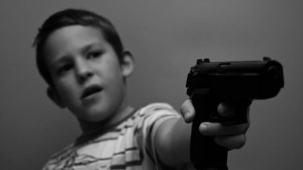  Un copil de 5 ani a fost împușcat mortal de vărul său de doar un an și jumătate