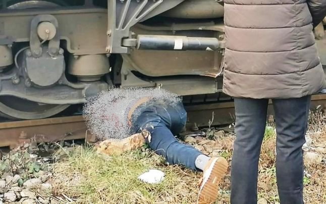  Bărbat tăiat fix în două de roțile trenului. Jumătate de corp a rămas pe șine