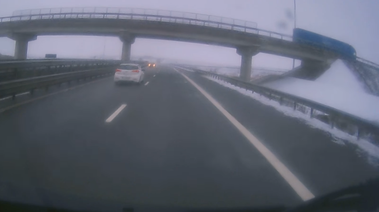  VIDEO Şoferul  inconștient care gonea pe contrasens pe A3 a făcut accident la câteva secunde după ce a fost filmat