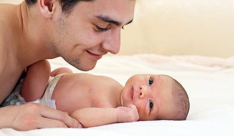  Contactul pe piele cu taţii, benefic pentru nou-născuţi după cezariană
