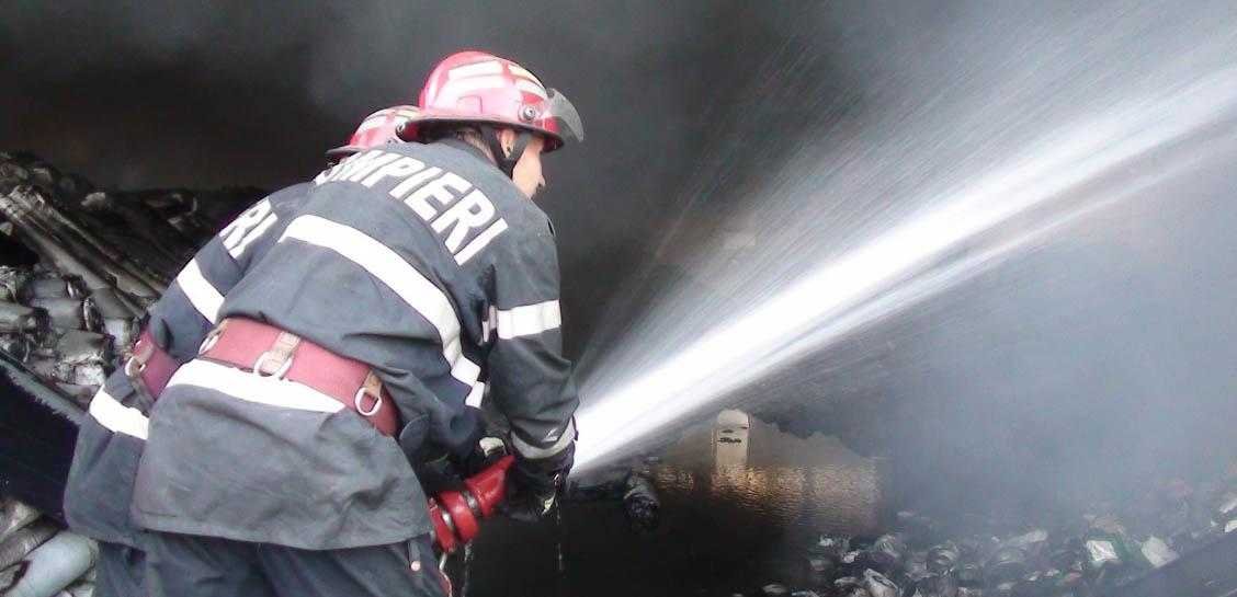  Un incendiu a băgat spaima în locatarii unui imobil din Ciurchi