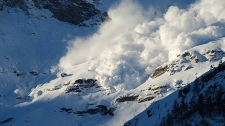  Două persoane, surprinse de o avalanşă în Masivul Bucegi