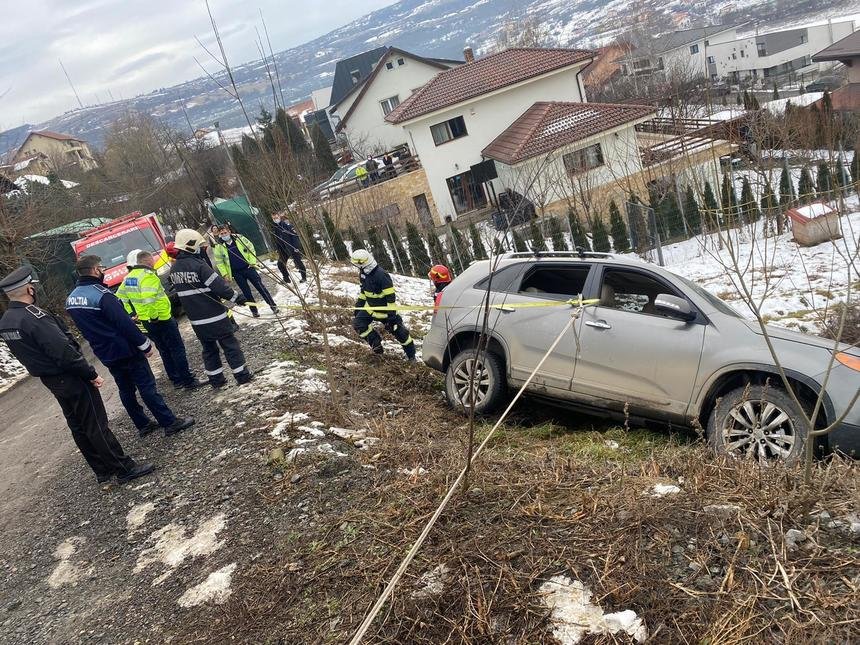  Cluj: Maşină cu două femei înăuntru, ţinută de trecători să nu cadă într-o râpă