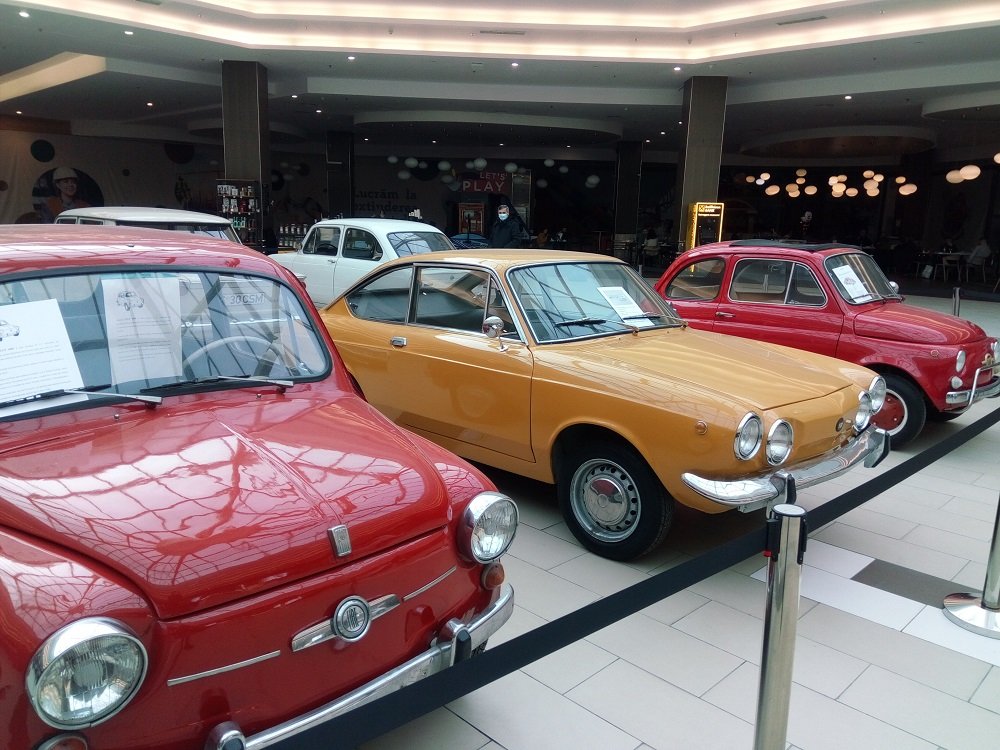  FOTO: Mașini retro marca Fiat, expuse la Iași timp de o lună