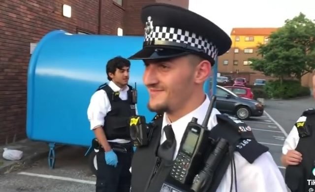  VIDEO Surpriză de proporții pentru un grup de tineri români care tulburau liniștea publică în Londra: un polițist le-a vorbit pe limba lor