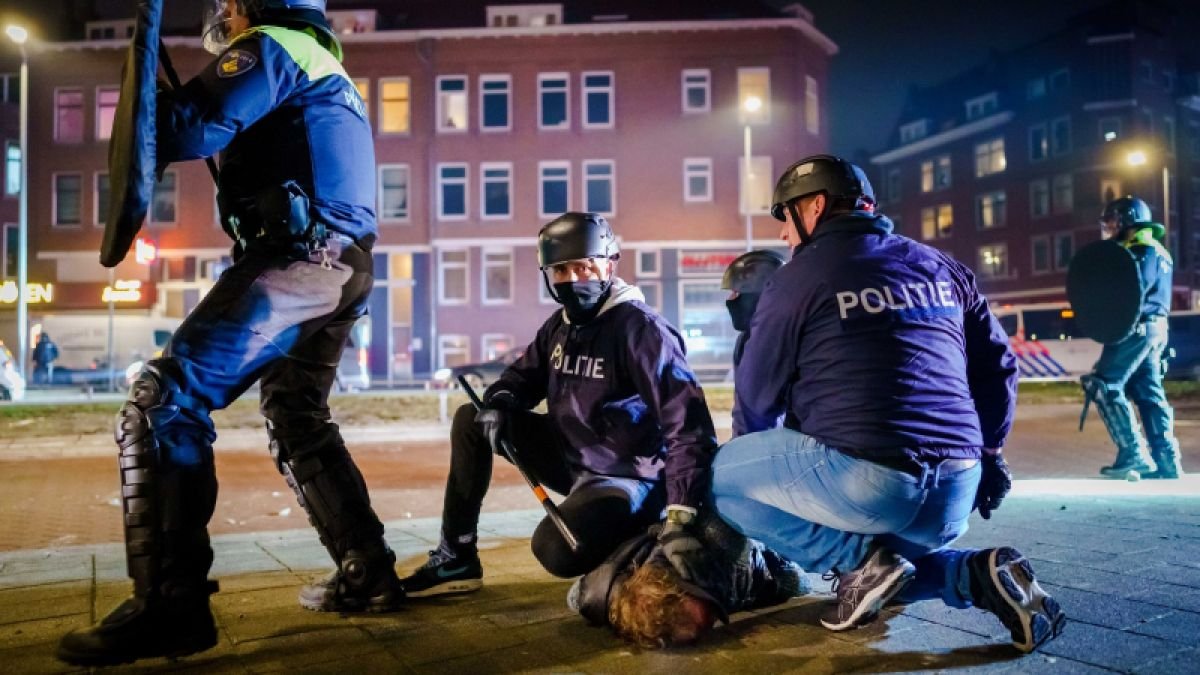  VIDEO: A treia noapte de violenţe în Olanda: Forţele de ordine au făcut mai mult de 150 de arestări