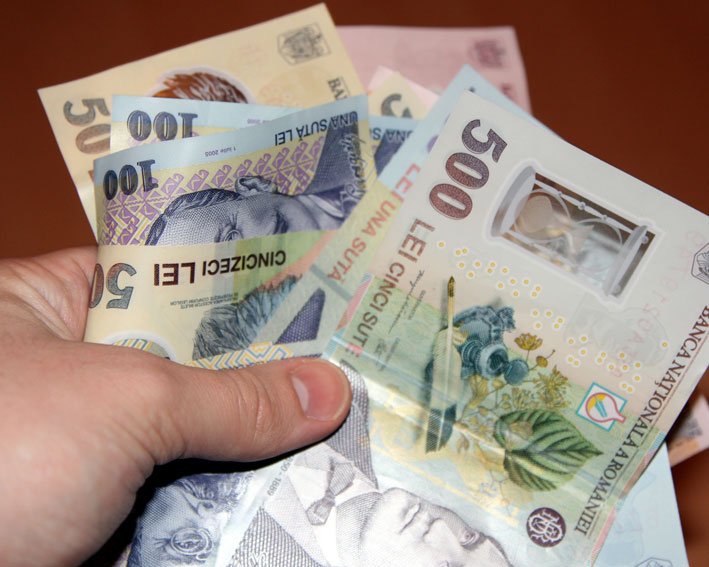 Unul din doi români nu crede că banii cash răspândesc coronavirus