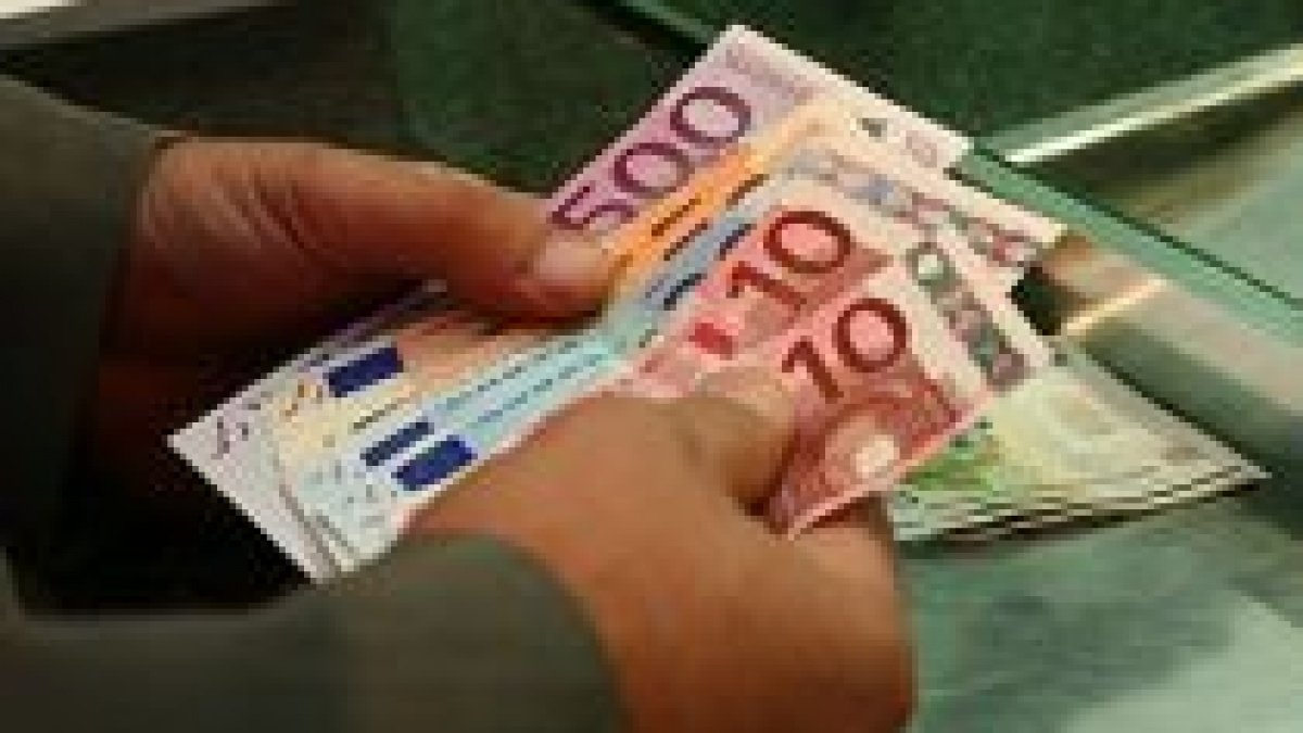  Un român care lucrează în afara ţării trimite acasă în medie 500 euro pe lună