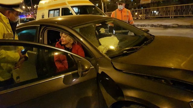  Accident cu trei răniți provocat de o doctoriţă pe pod Poitiers: s-a aplecat după geantă