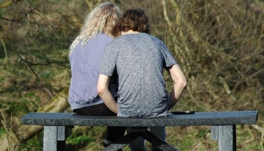  Doi adolescenți, amendați de un polițist deoarece se sărutau în parc. Motivul invocat de omul legii