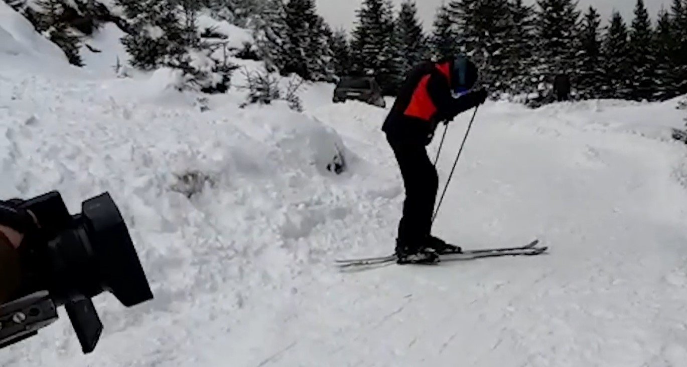  Preşedintele surprins de un cameraman la schi, la Păltiniş. Ce scrie Antena 3