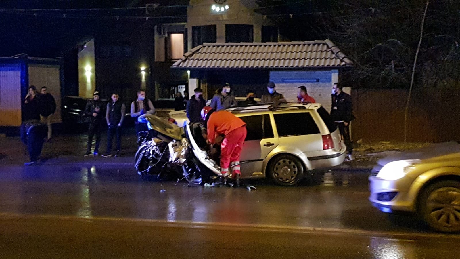  EXCLUSIV – Şoferul unui Volkswagen a intrat cu maşina pe contrasens in Bucium şi a izbit un Audi