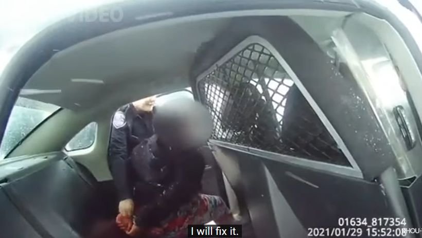  (VIDEO): O înregistrare video arată poliţişti maltratând o fetiţă de culoare de 9 ani