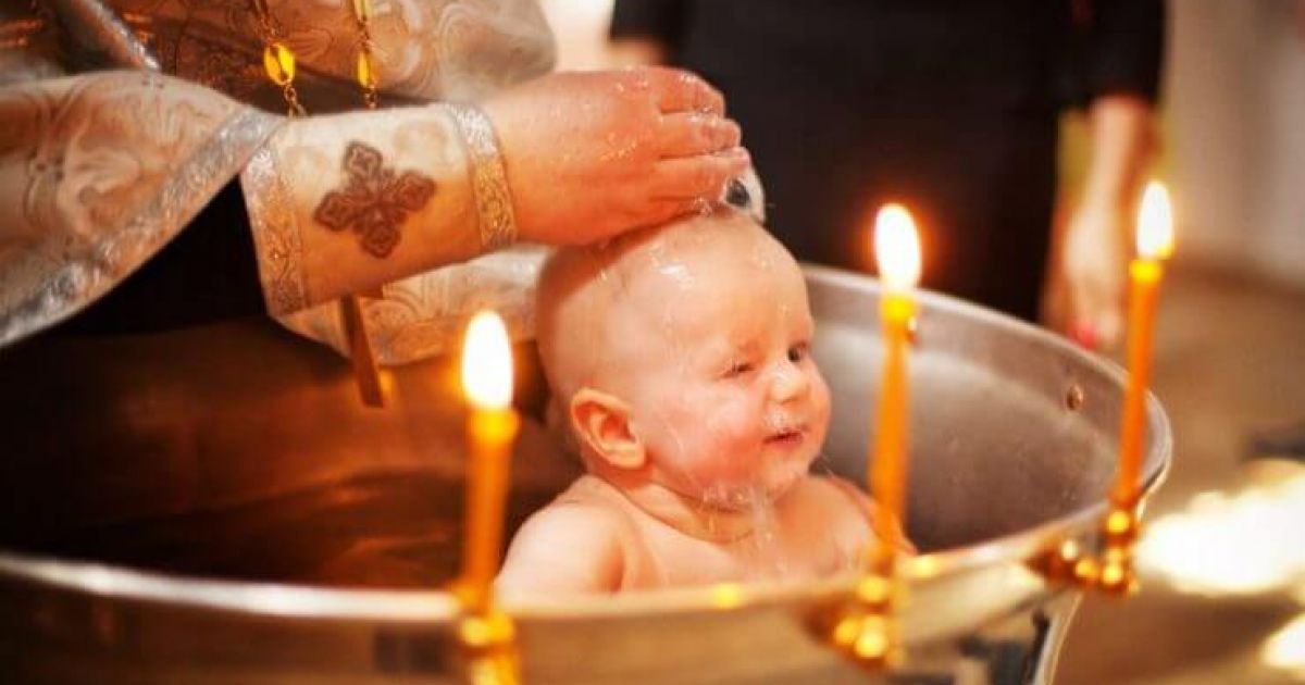  Campanii online pentru modificarea ritualului botezului, după moartea bebelușului de la Suceava