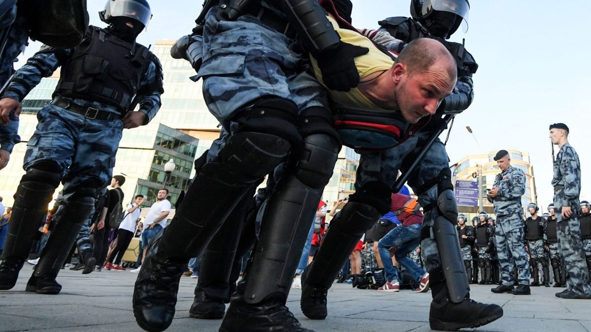  Arestări în masă în Rusia după condamnarea lui Navalnîi